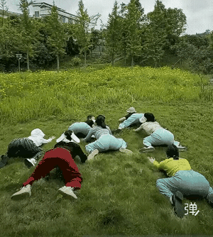 这是在集体练蛤蟆功么？