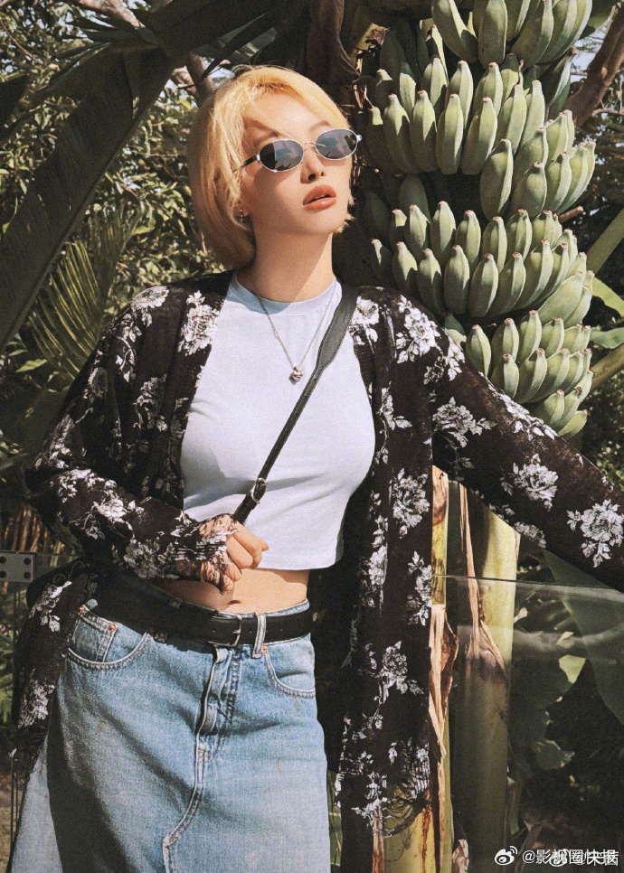 宋茜西双版纳PLOG宋茜西双版纳逛吃plog释出，金发造型抢眼夺目，整个人充满青