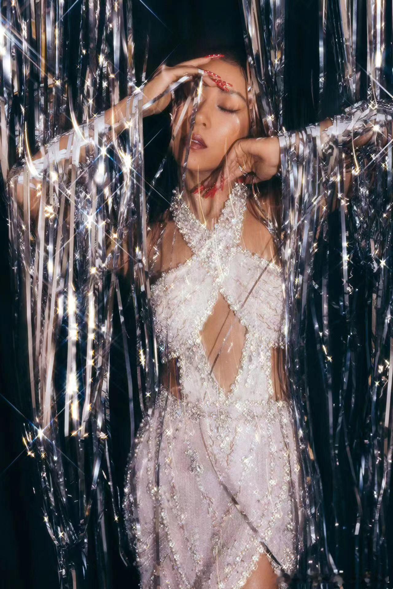 #吉克隽逸露胃裙##吉克隽逸该露的地方都露了#最新活动舞台上，吉克隽逸身着闪钻交