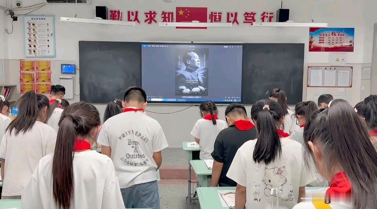 这才是我们的希望！这才是我们的未来该有的样子：50周年，就应该好好纪念！
伟人曾