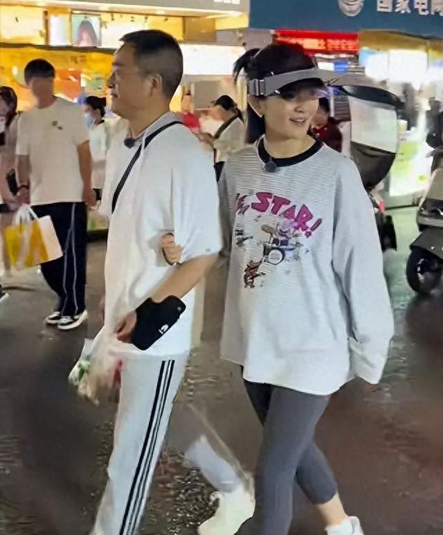谢娜带娃游玩，露背腰粗赘肉藏不住，女儿穿着土气网友辣评没眼看