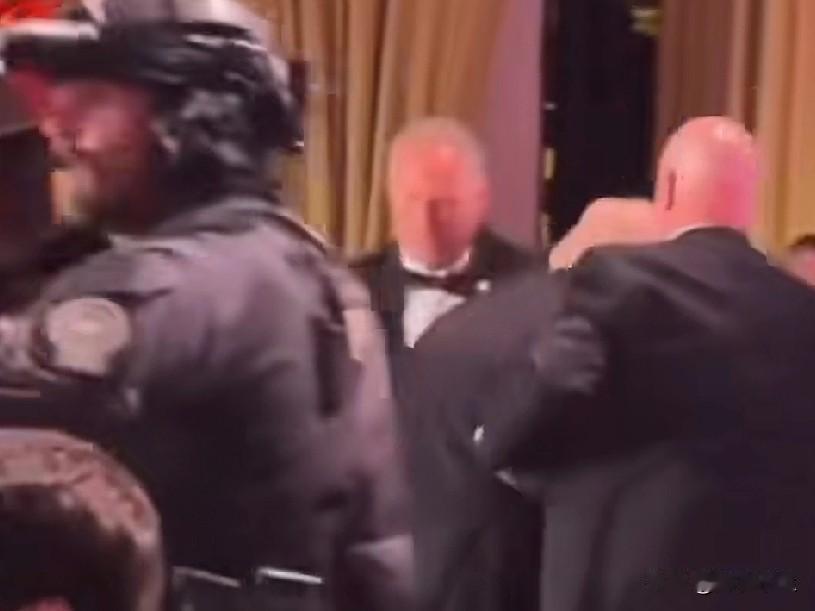 其一，说明老特的会议招待标准不低，用酒的价位不低。才有人不顾忌什么枪声，仅为了区