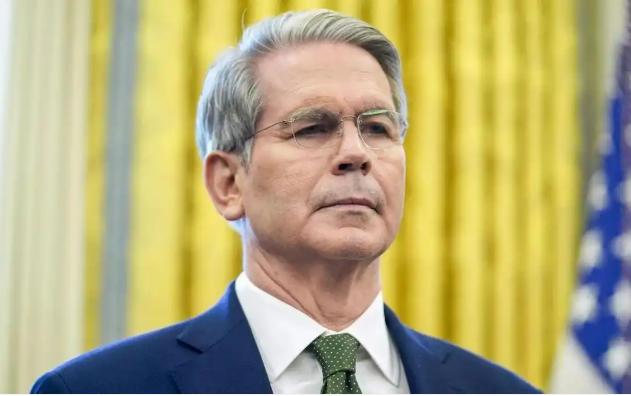 谁能想到以前喊着要制裁俄罗斯石油的美国，居然被十几个国家联合起来“拿捏”了，乖乖