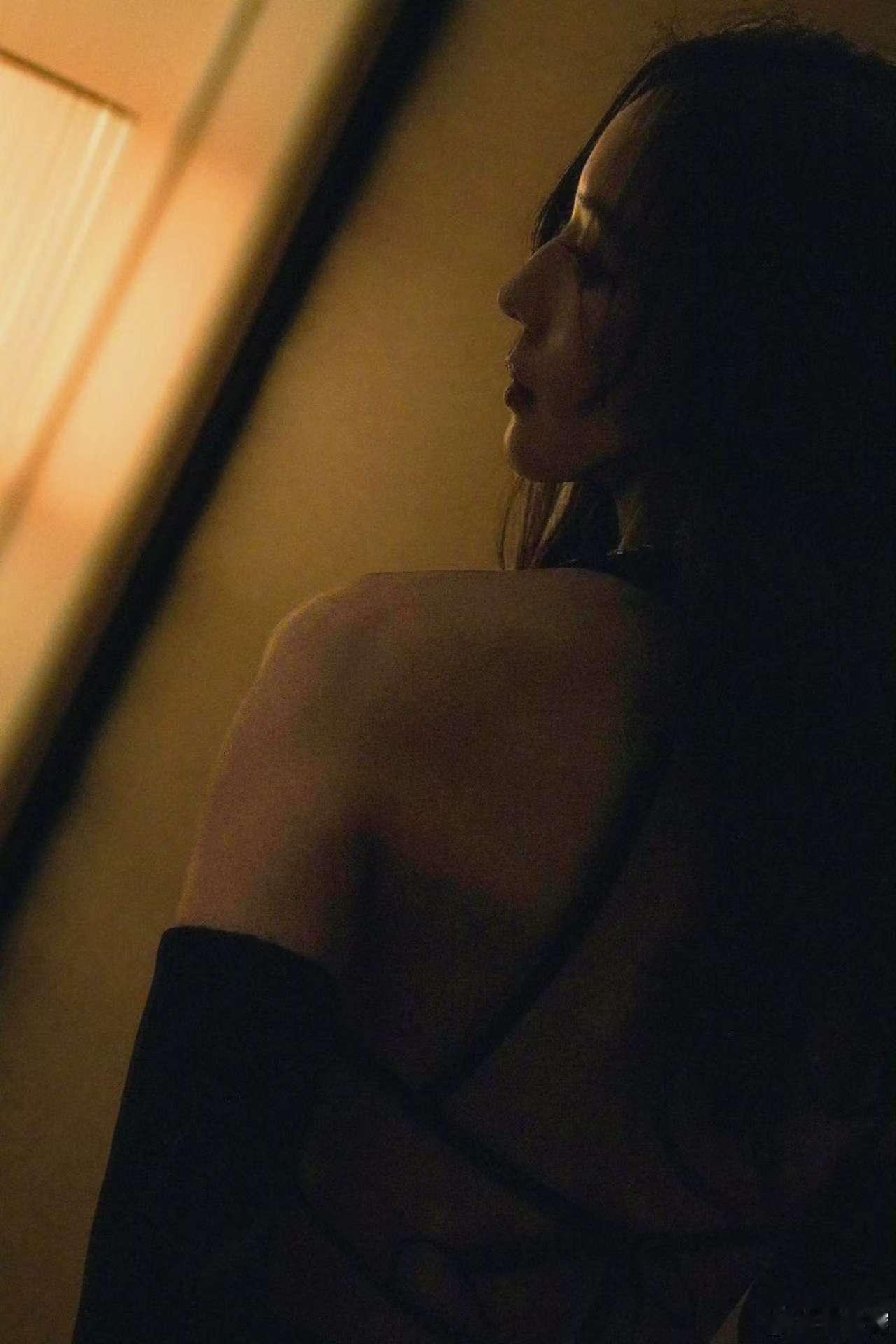 张钧甯美人蝴蝶骨真的是太让人觉得着迷了呀，蝴蝶纹充满了神秘又浪漫的色彩呀！简直就