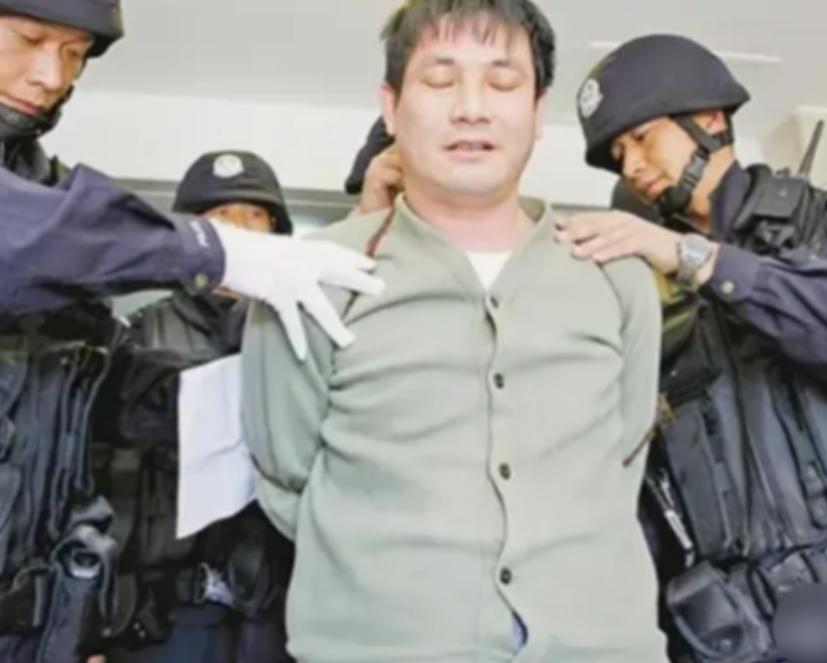 2013年，昆明看守所，糯康就要被执行死刑，由于绳子太紧了，他只能佝偻着身子站着