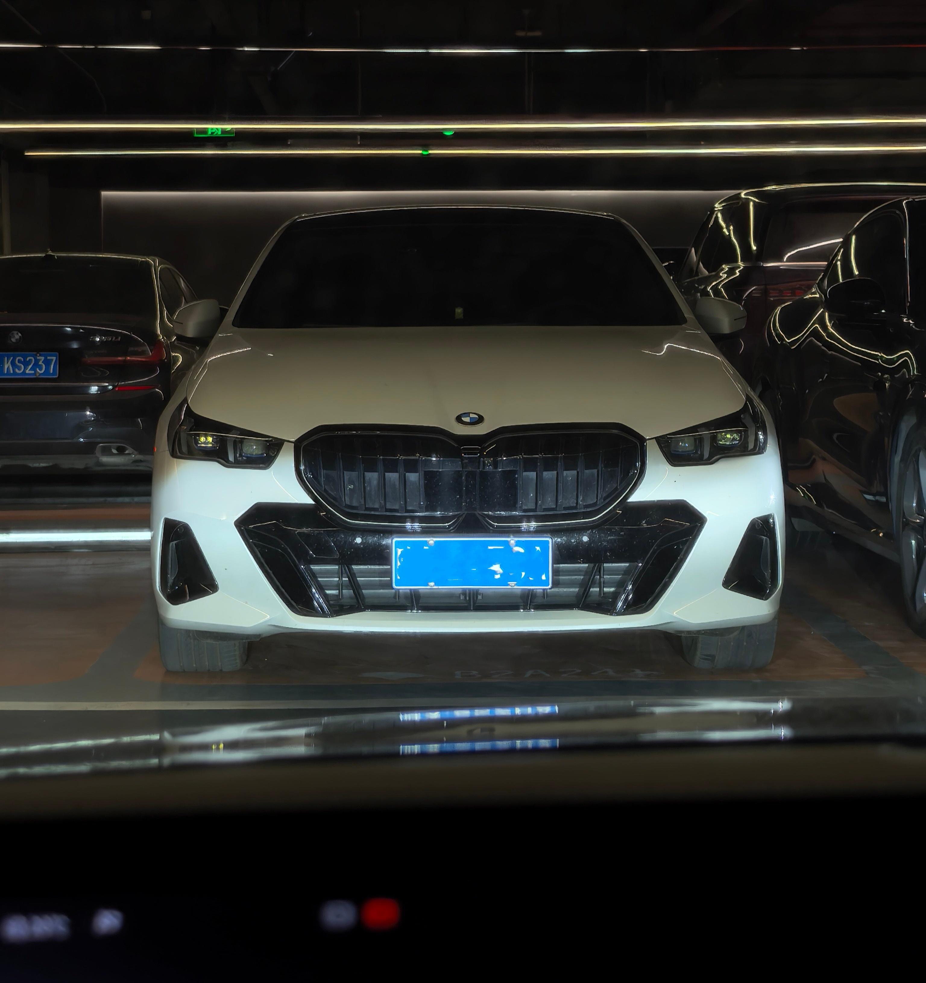 今天开享界S9T，前面停了一辆宝马5系，有段时间非常痴迷这车，一度非常想买