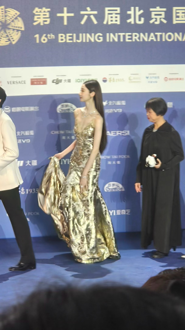 张艺凡走路被裙子绊出表情包了张艺凡