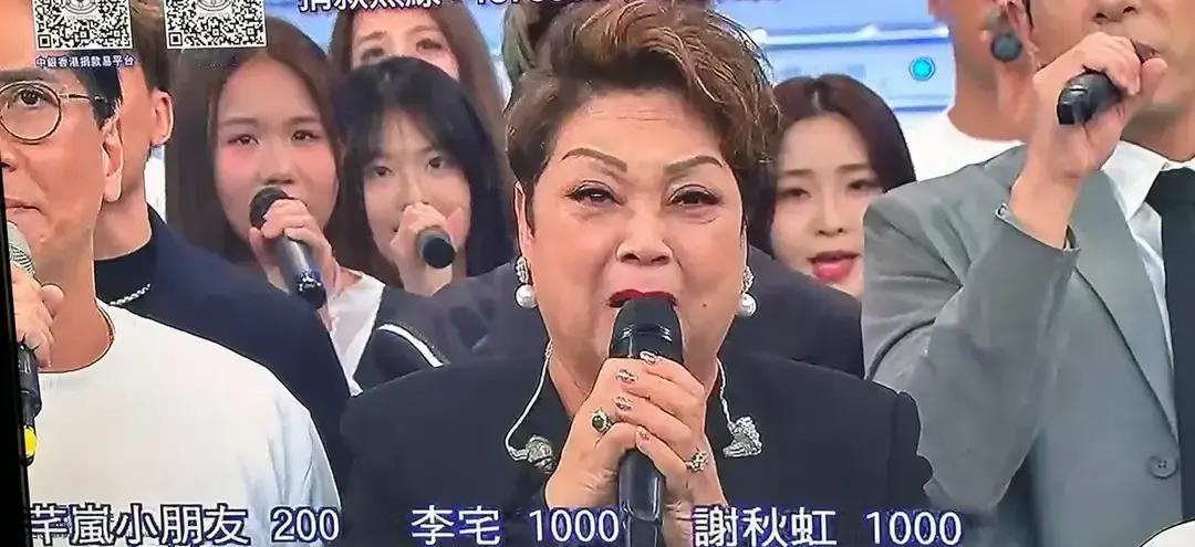 昨晚刷到《善心满东华》，曾志伟汪明荃又站一起，头发都白了。
节目里突然放2016