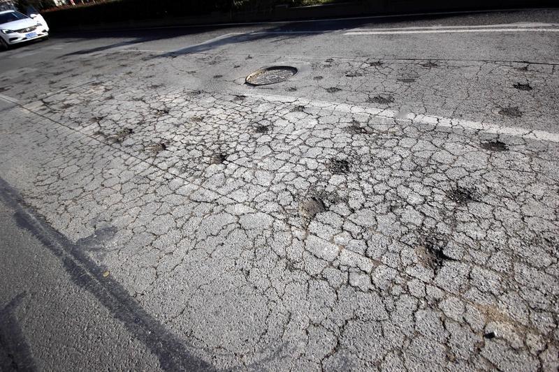 苏北的道路状况着实令人难以言说。就某些地方而言，柏油路面粗糙且坑洼不平，骑车经过