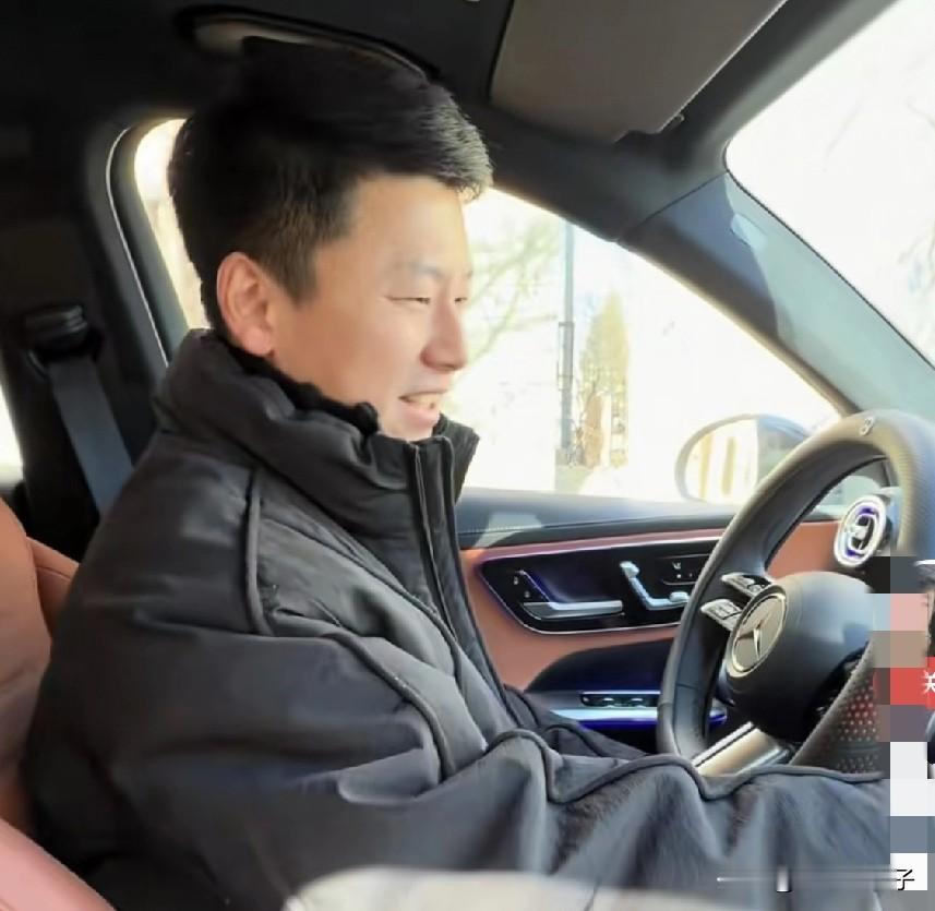 瓢瓢新买的40万奔驰被刮蹭，心疼坏了，还好贴了车衣，这7000多不白花，去店里检