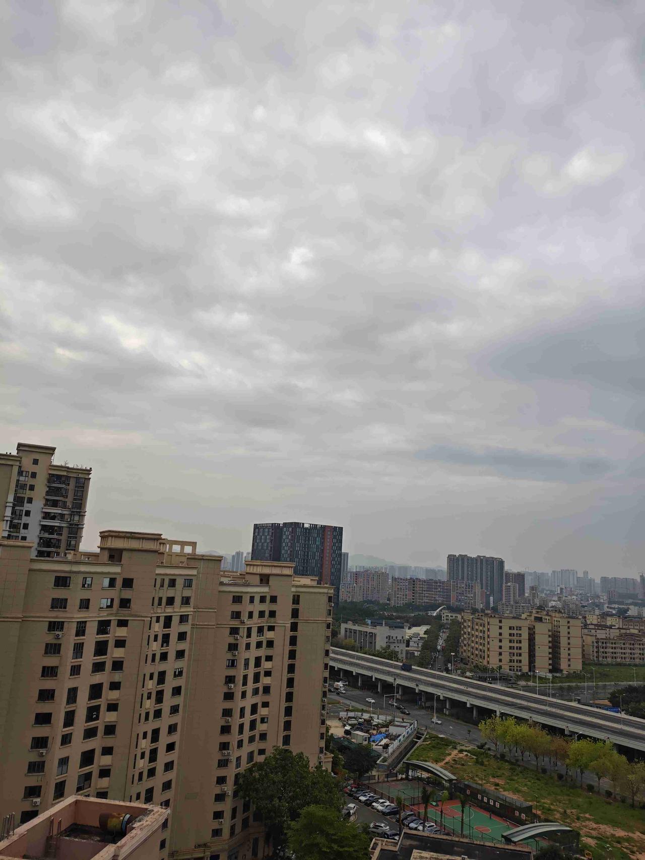 我的今日状态：😁轻松愉快
我这里的天气：🌧下雨今日深圳中雨，气温23度到28