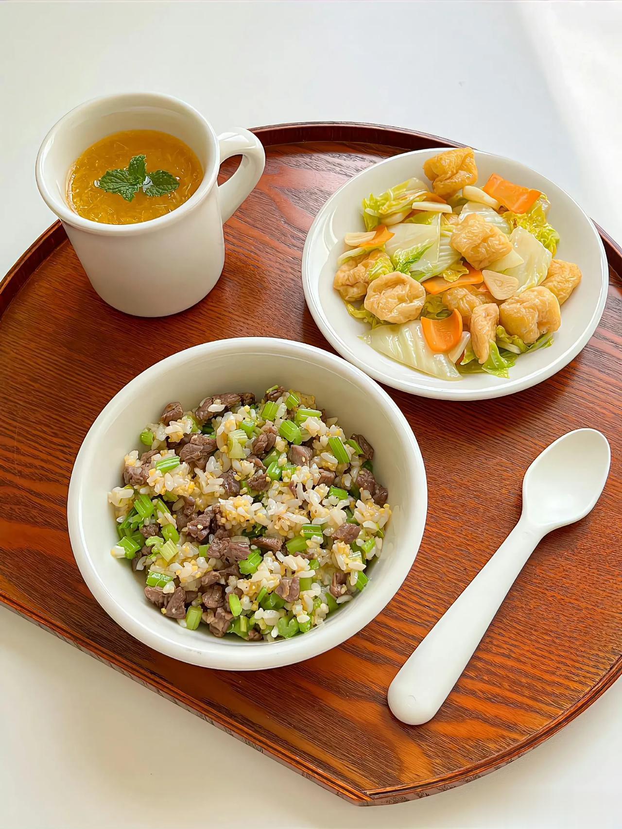 以下是一些适合一人的美食建议：

1. 单人套餐：
   - 在家烹饪一人份的健