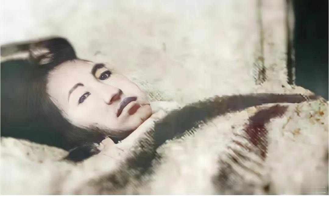 牺牲多年后才在日本士兵的私人相册中被发现她最后一张照片。此时的她已经体无完肤，腿