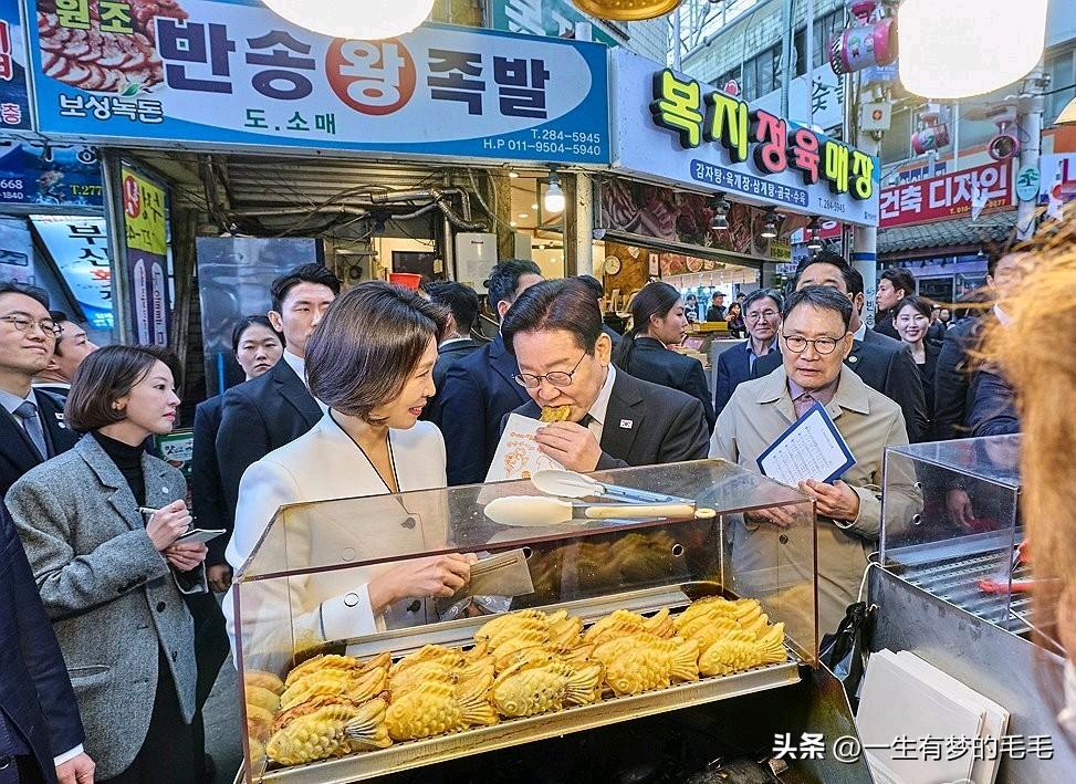 3月15日，韩国李在明总统夫妇3月出席昌原第66届3·15义举纪念仪式后，前往盘