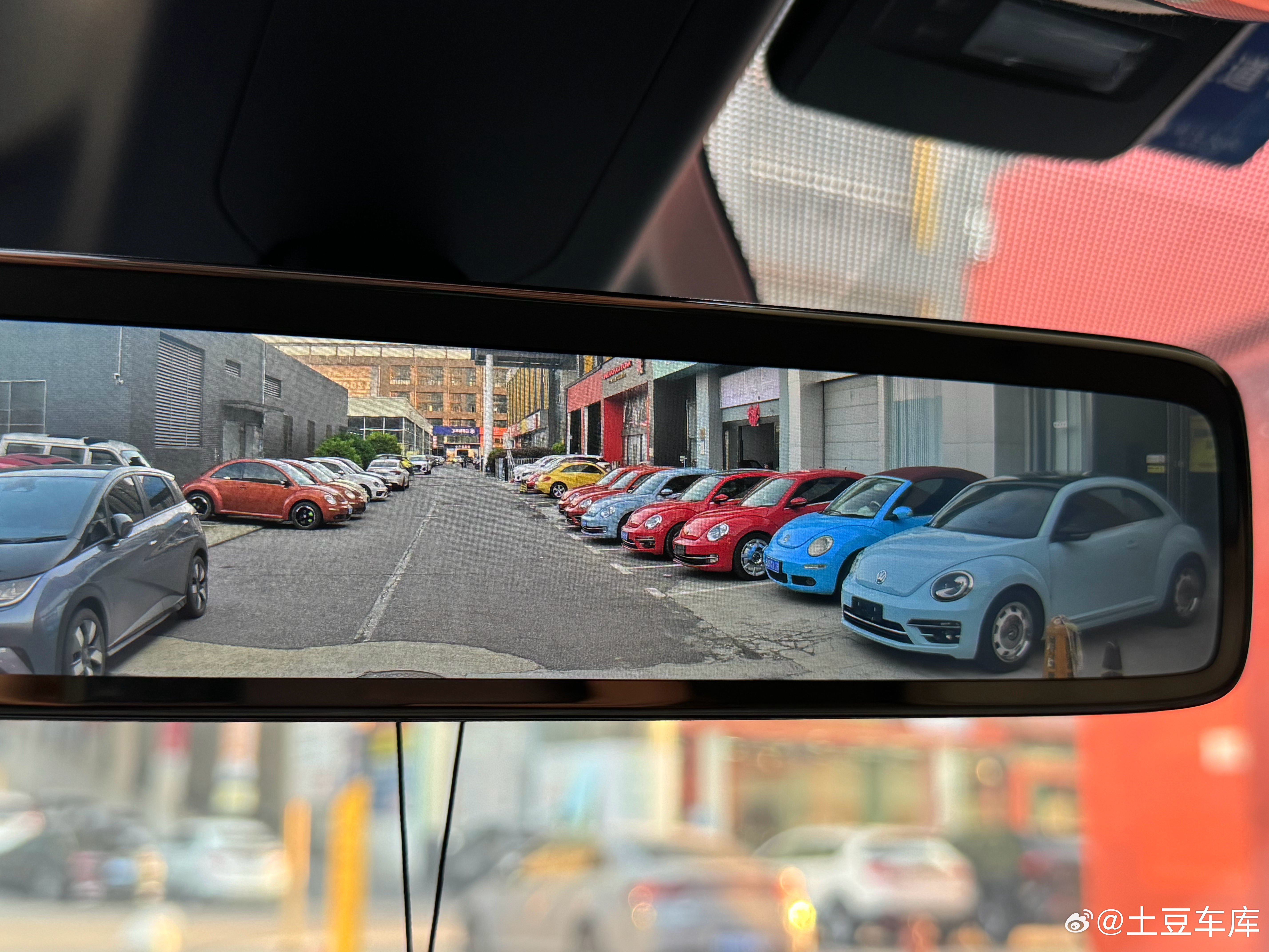 车市开了一家甲壳虫专卖店这老板 以前是在汉口北现在搬过来这边 做的挺好这几年像这