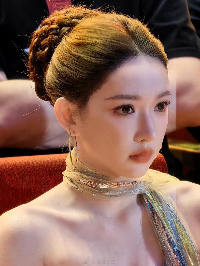 程潇生图。零修图状态下皮肤透亮得像打了柔光，鼻梁高挺眼尾带笑。 ​​​
