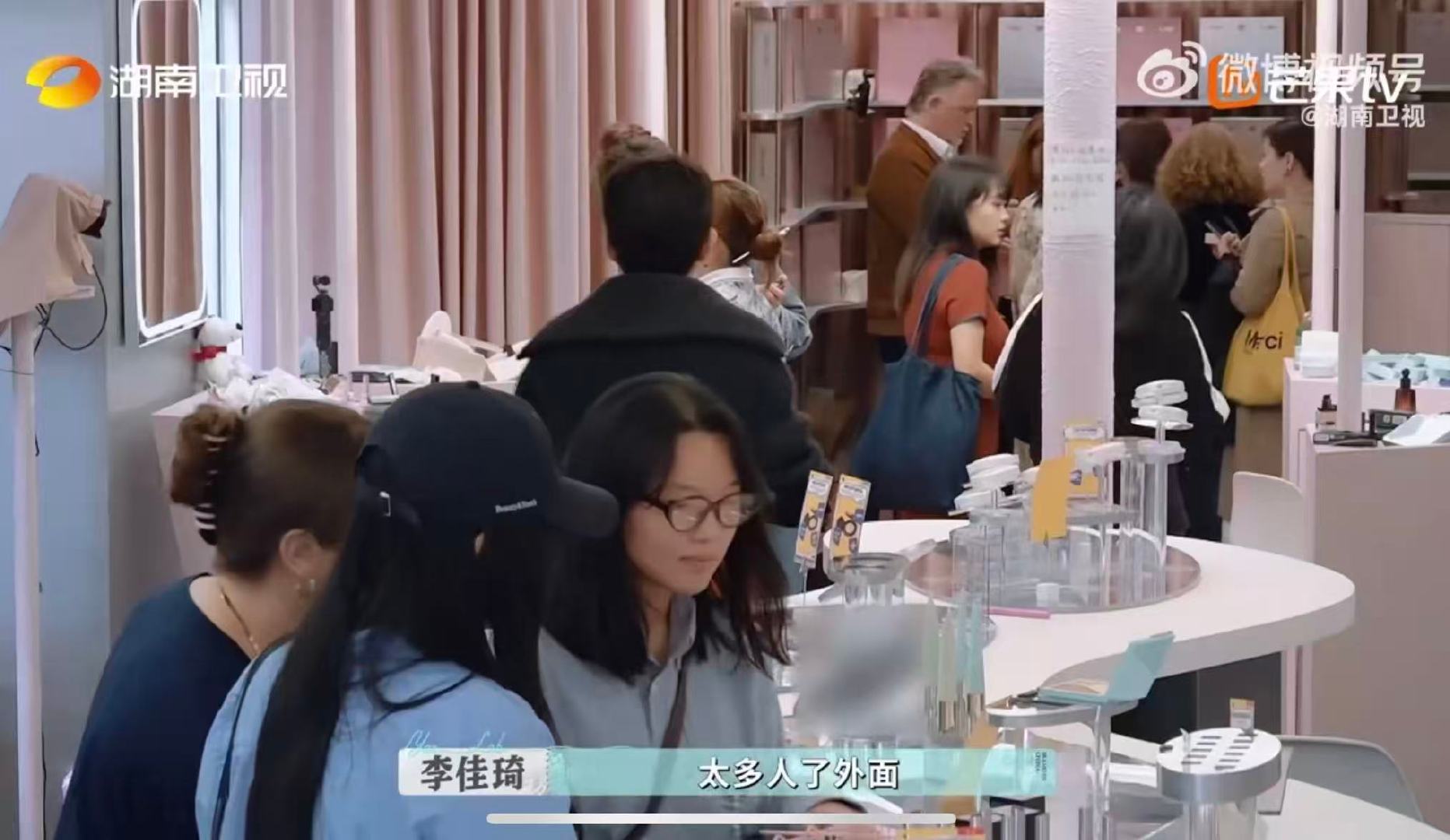 李佳琦都佩服张予曦的拼劲 谁看了不夸张予曦！终极阶段人手不够，客流不断还丝滑服务