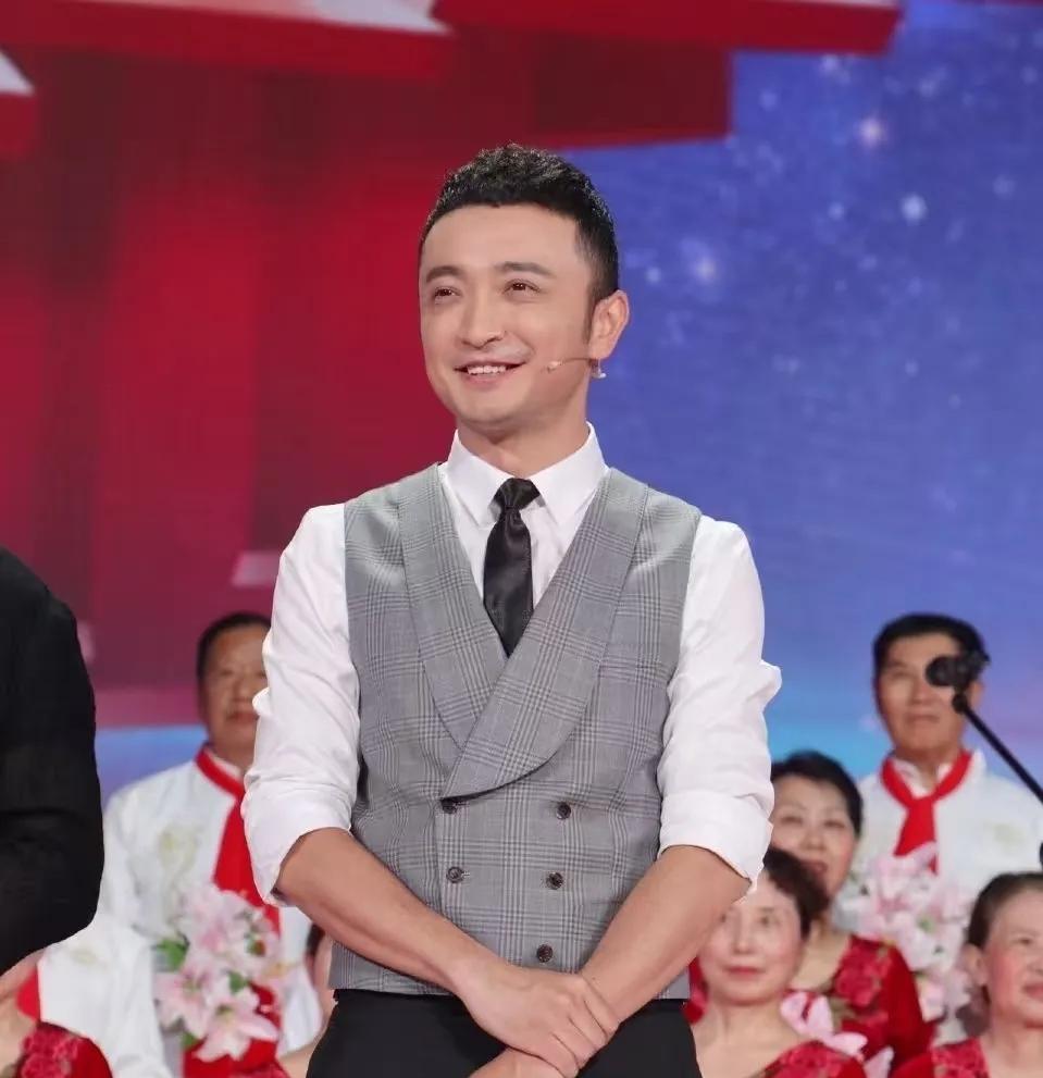 终于知道
央视春晚主持为啥一直有尼格买提
不是因为他长得帅，而是因为
他总是能换