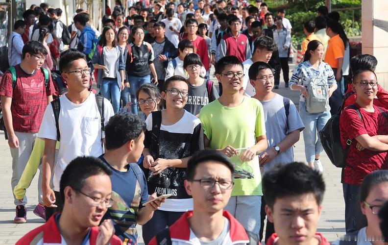 毕业多年后再见老师是什么感觉情感上像久别重逢的家人‌：哪怕多年无联络，一个眼神、