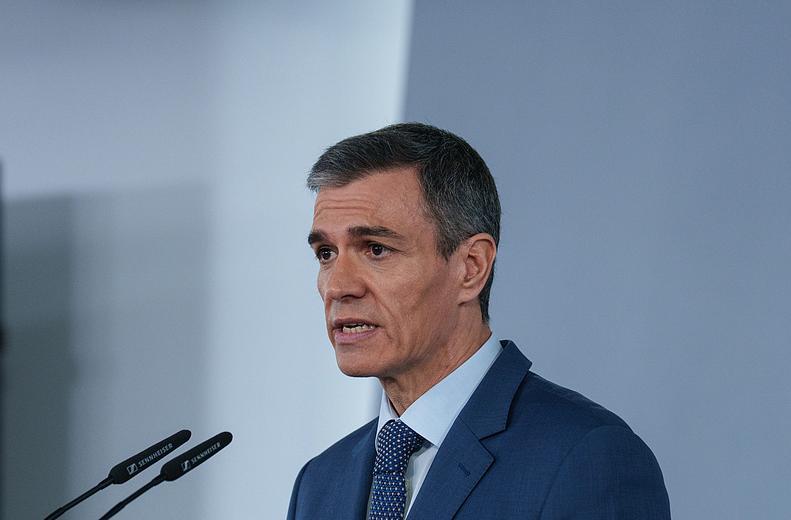 复活节期间的西班牙小镇，内塔尼亚胡的草人被当众焚烧，7米高的塑像在炸药声中碎成粉