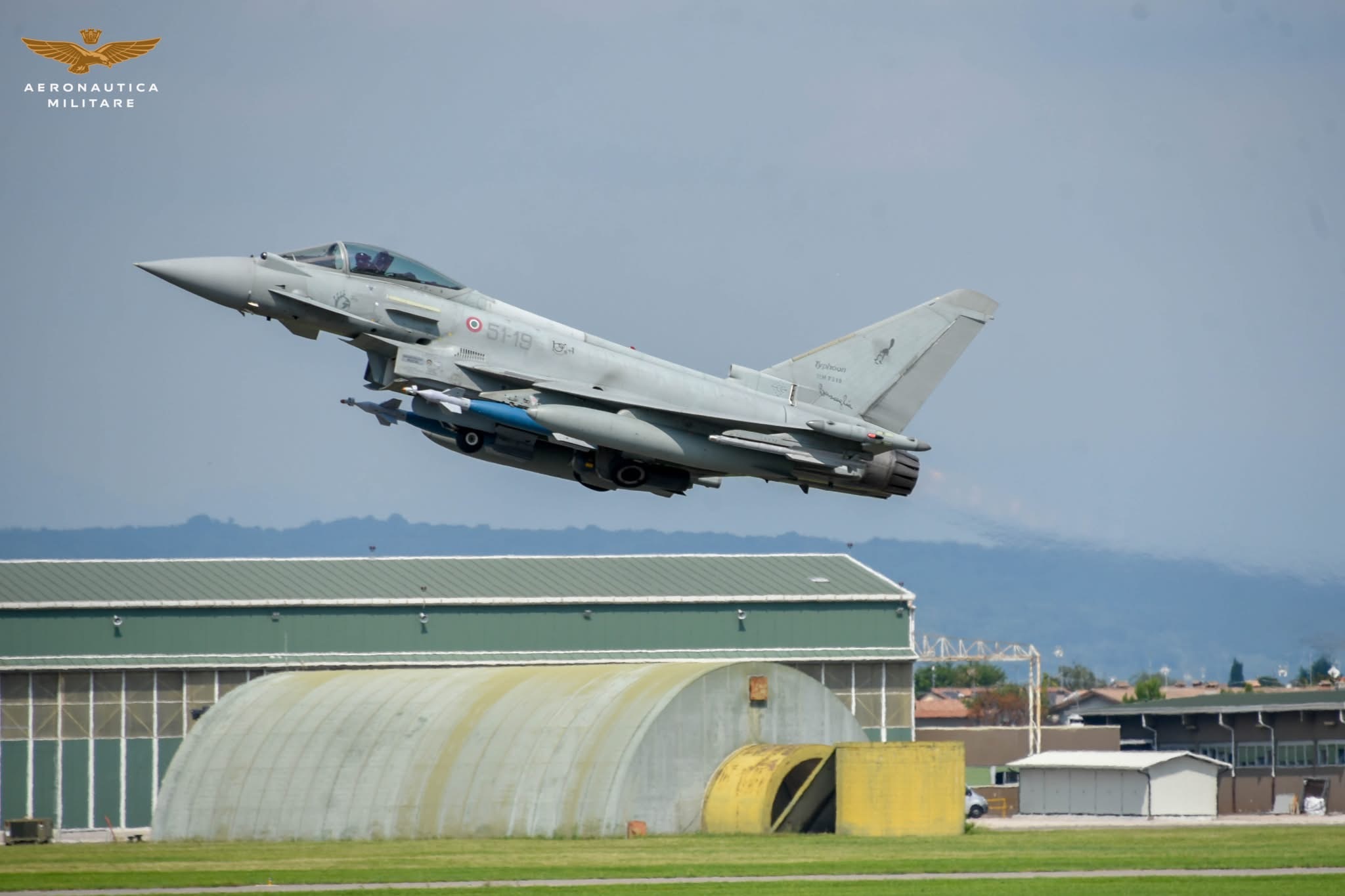 今日台风 阿尔卑斯上空的台风意大利空军台风与瑞士空军F18空对空摄影      