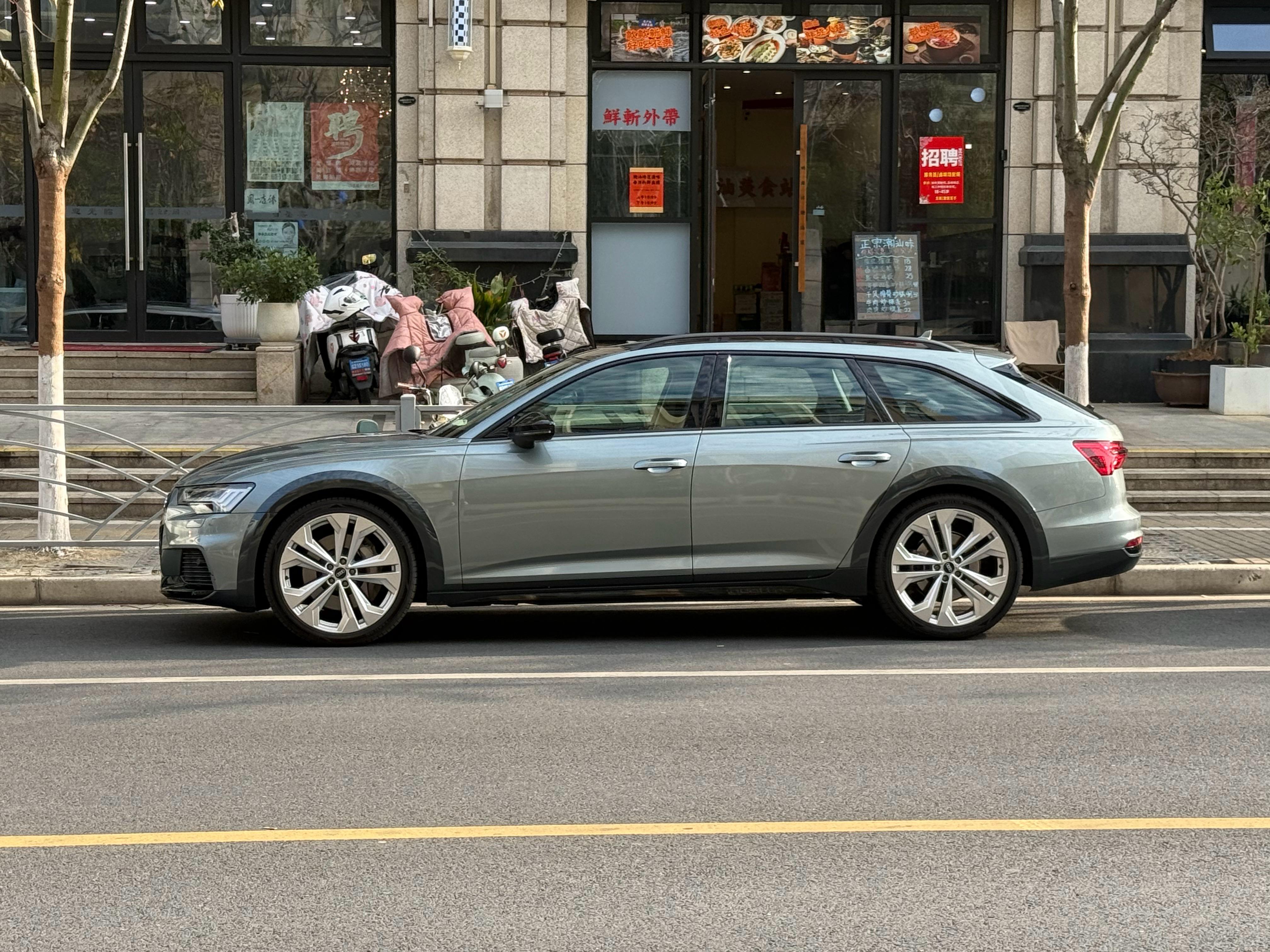 看多了肥厚的电车，这油车是真纤细 