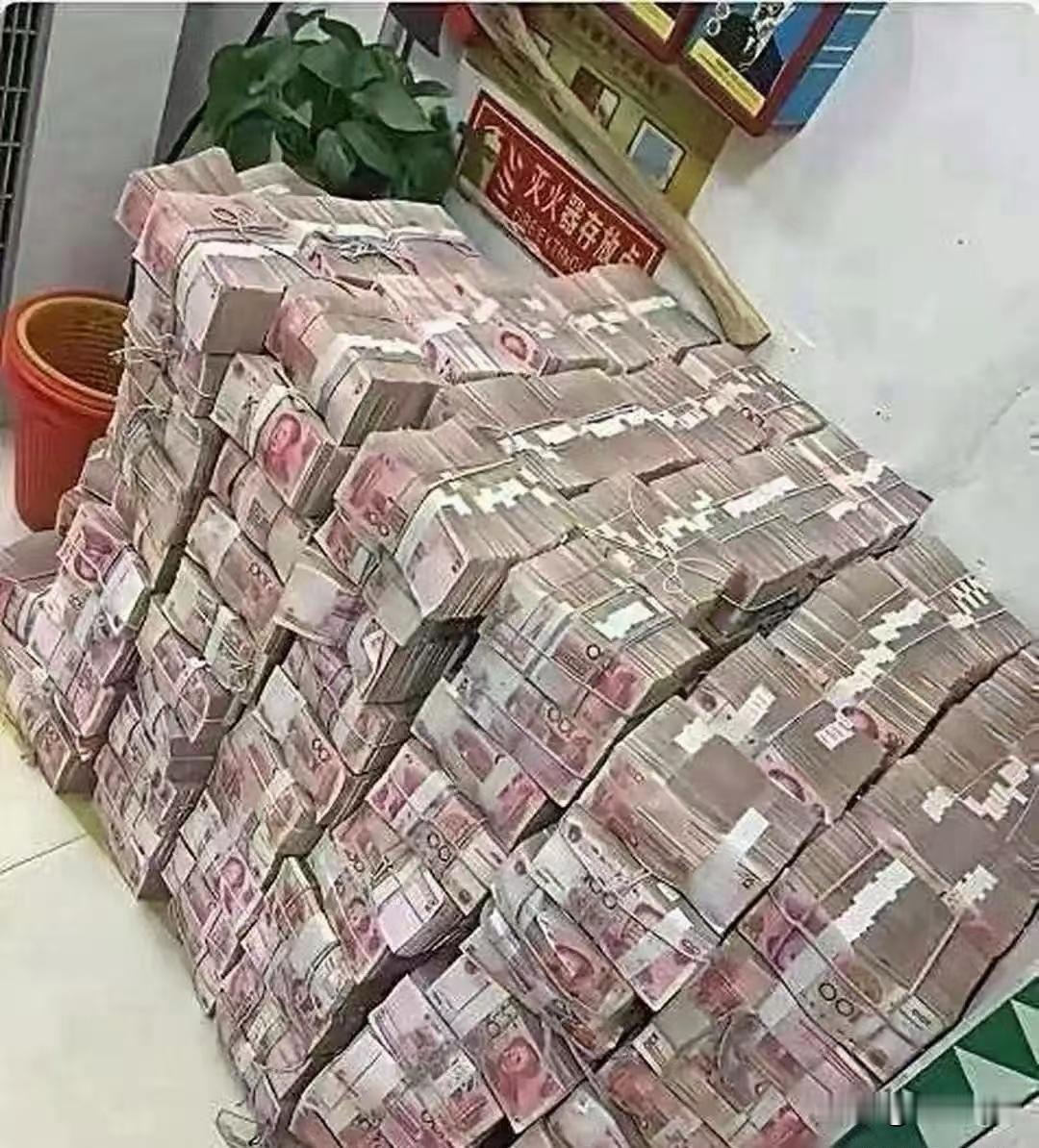 看得见的财富，看不见的煎熬。

眼前这一大堆现金，乍一看真的很震撼。
 
这么多