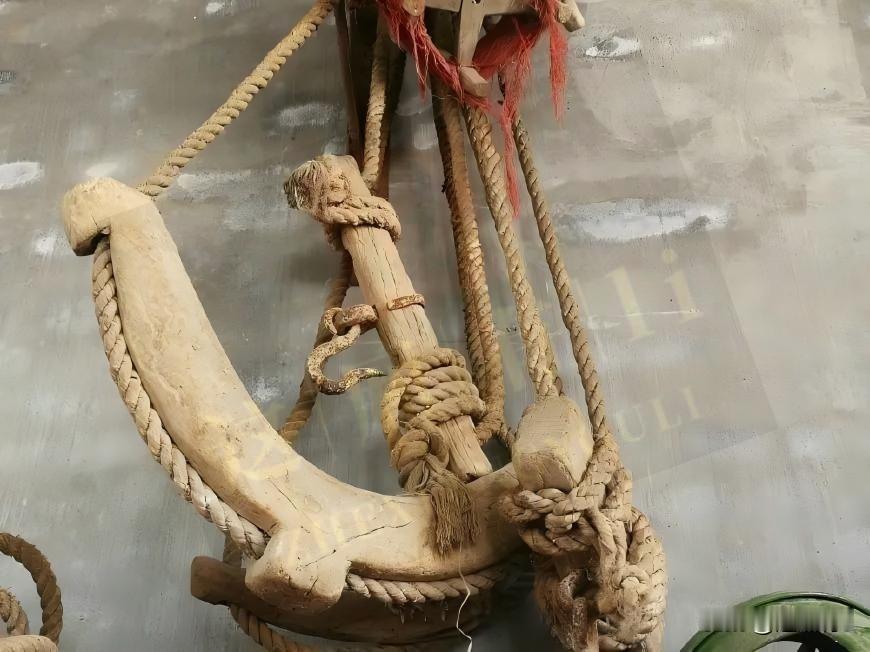 老物件分享！我们当地管这件木器叫牛梭子，整块木头打磨成型，搭配粗麻绳，从前耕地犁