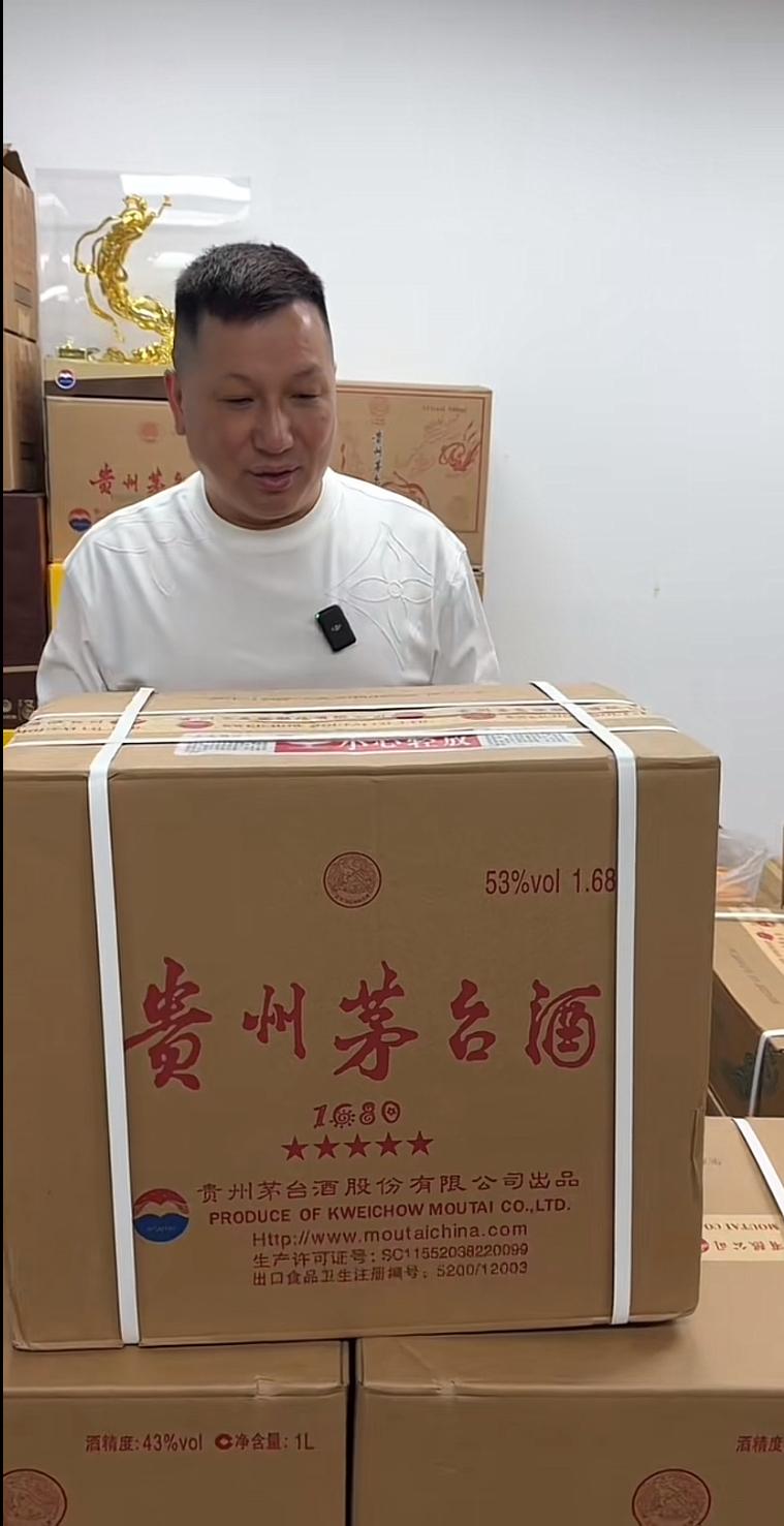 北京茅台哥，太不懂事了，昨天他的好大哥沛县团队小辫哥大排档开业了。

茅台哥全程