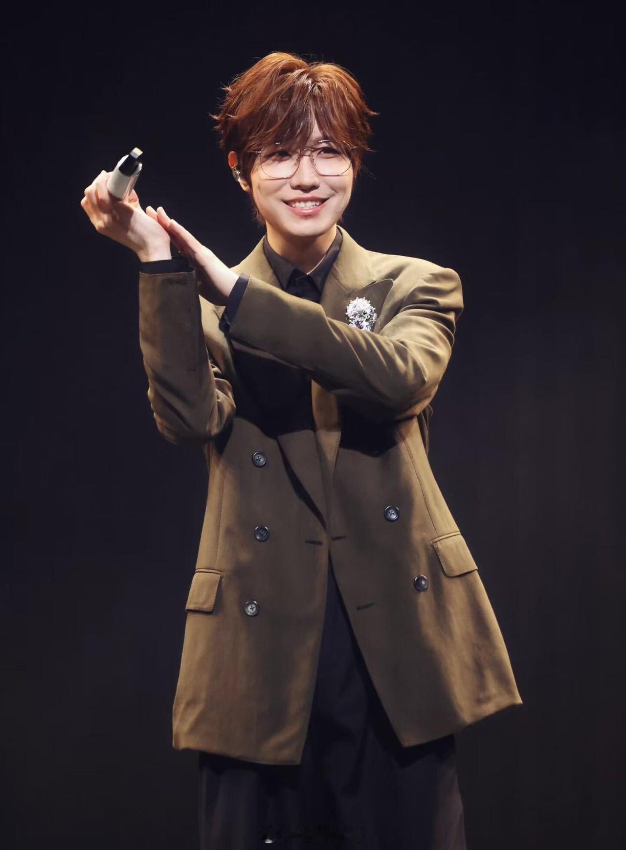 徐良还是当年足够火徐良演唱会沉浸式文艺复兴 徐良的演唱会就是青春回忆杀，一首接一