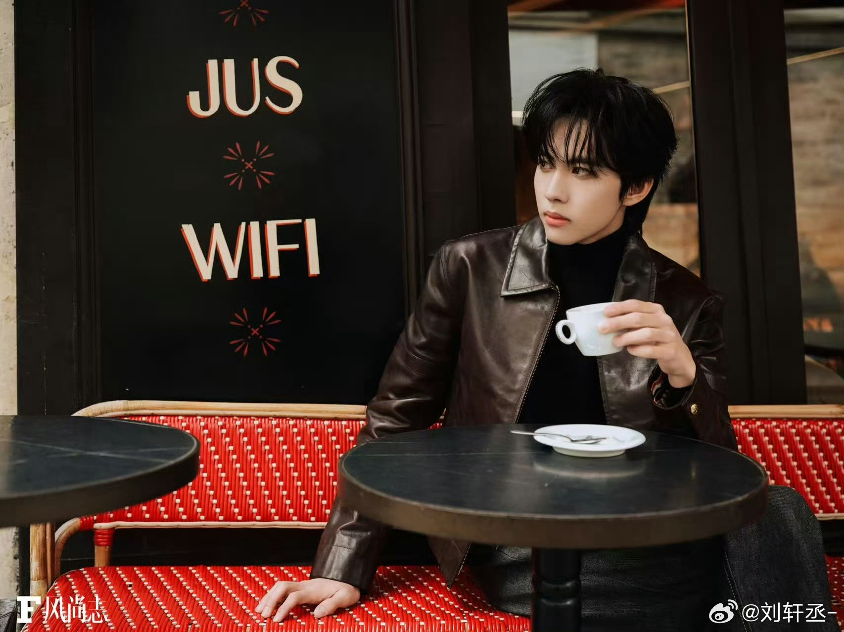 塞纳河畔 左岸的咖啡 在等另一杯 ☕️ 