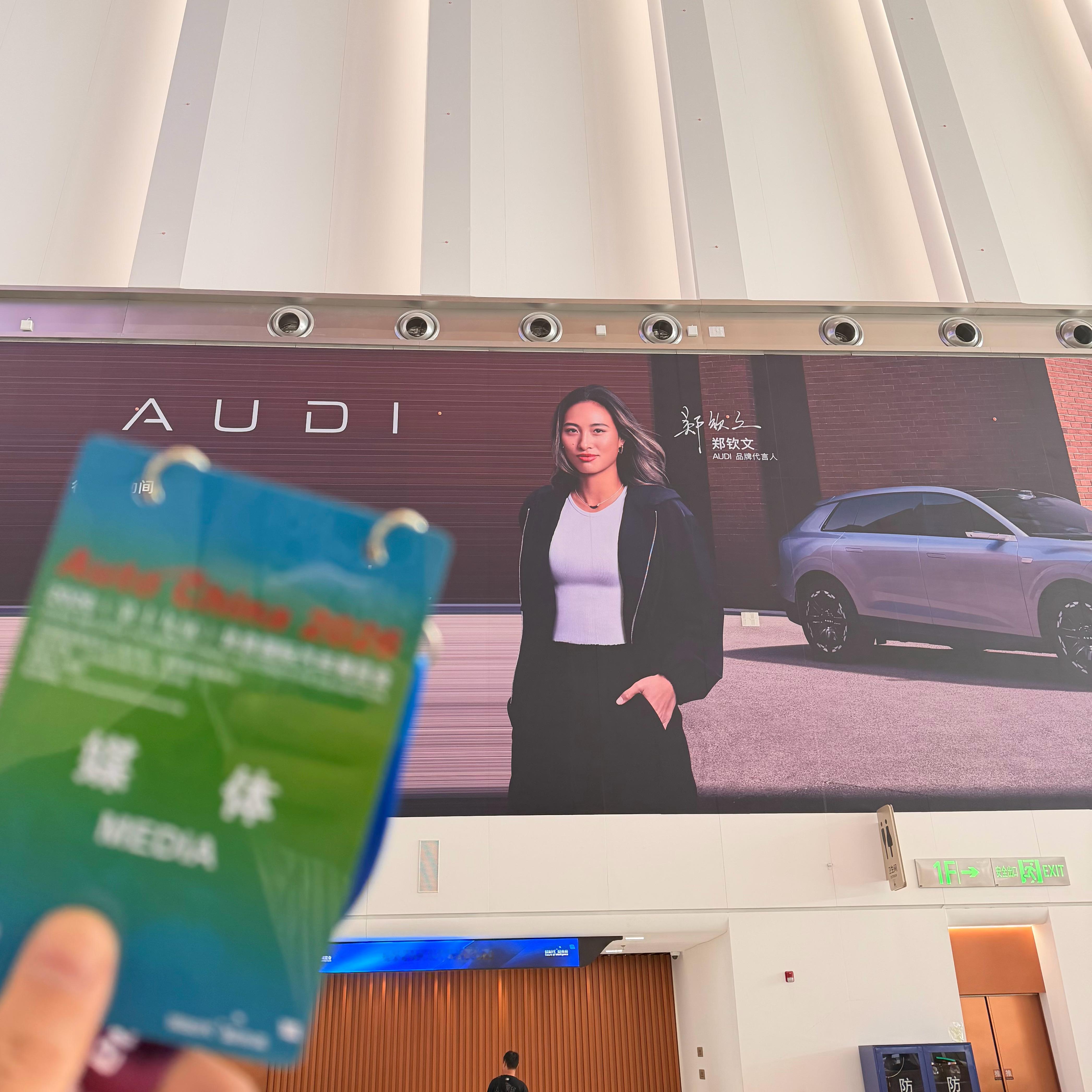 北京车展的初体验刚进门就碰到老熟人，钦文今天下午五点的红土赛季首秀加油呀💪郑钦