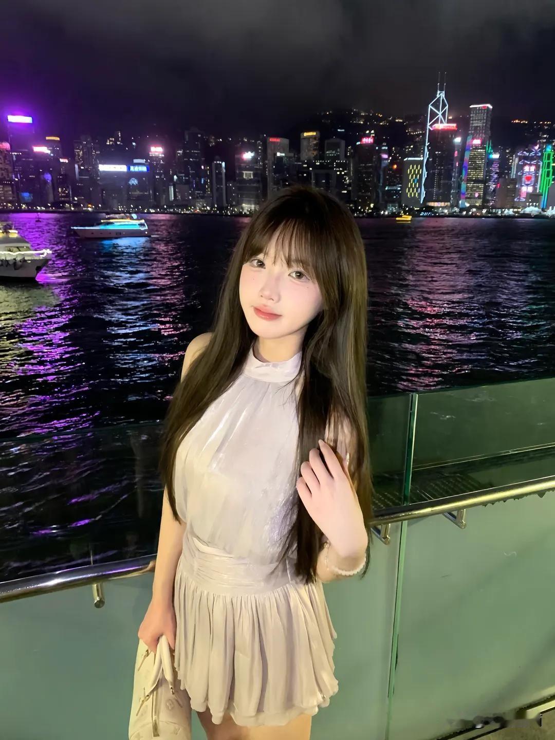 ​吹着维港的晚风，看这灯火辉煌的夜景，真有一种一脚踩进王家卫港片电影里的错觉。