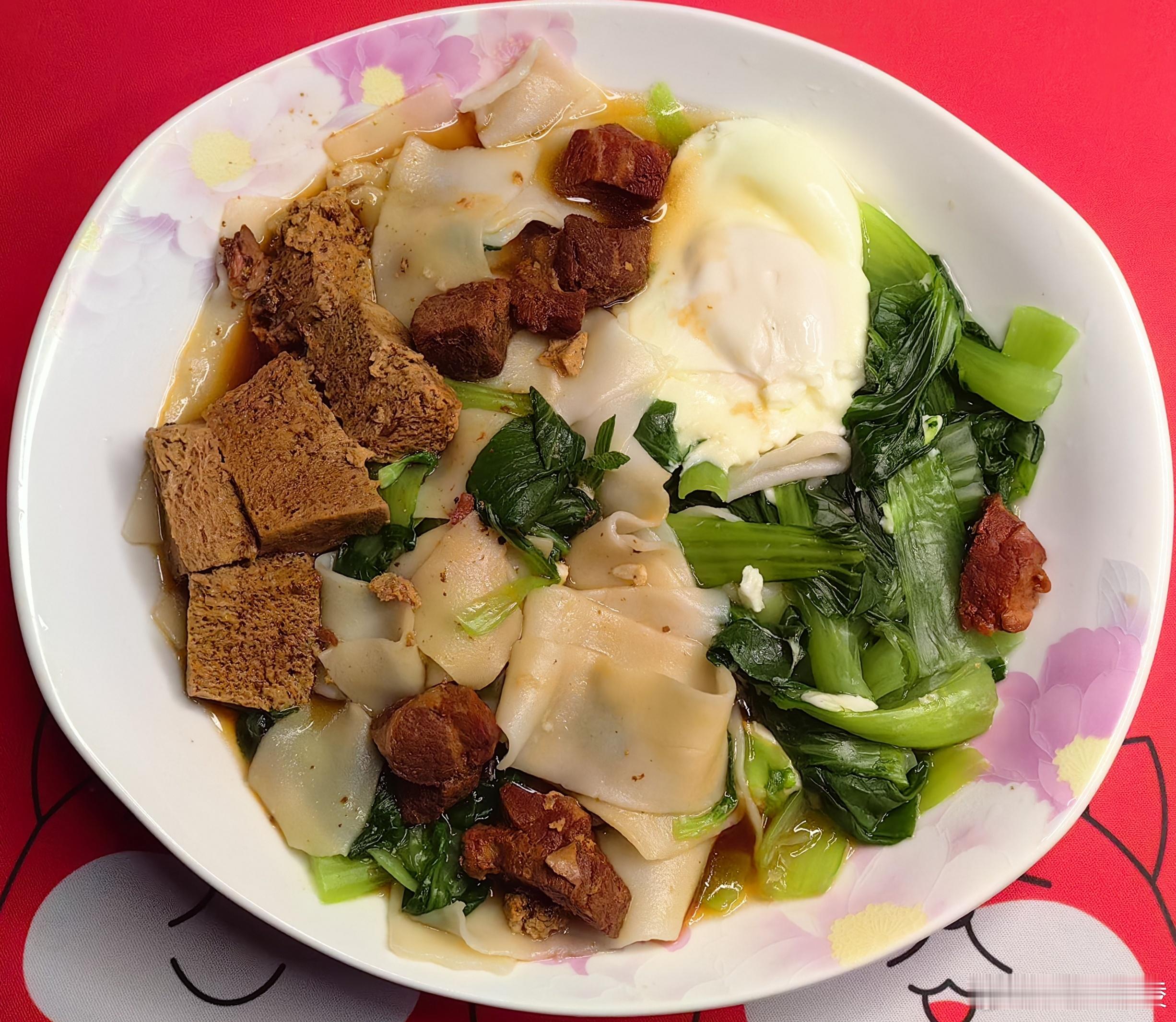 上图是我的早餐：剩下的饺子面擀的宽面条，加小油菜，荷包蛋，红烧肉卤冻豆腐    