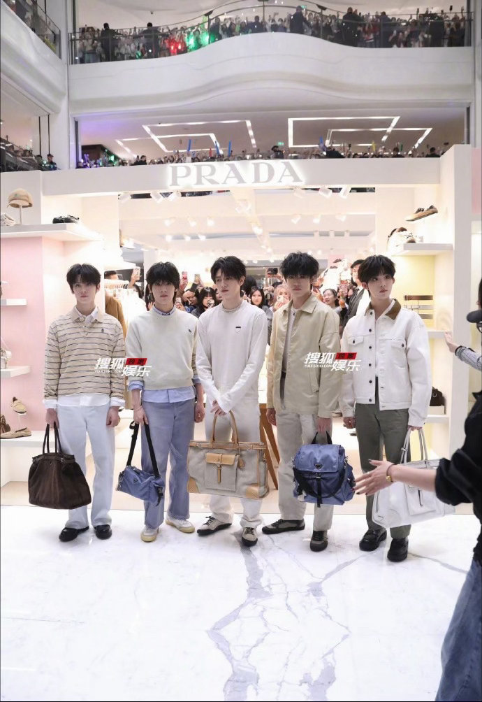 TOP登陆少年今日Prada活动生图 