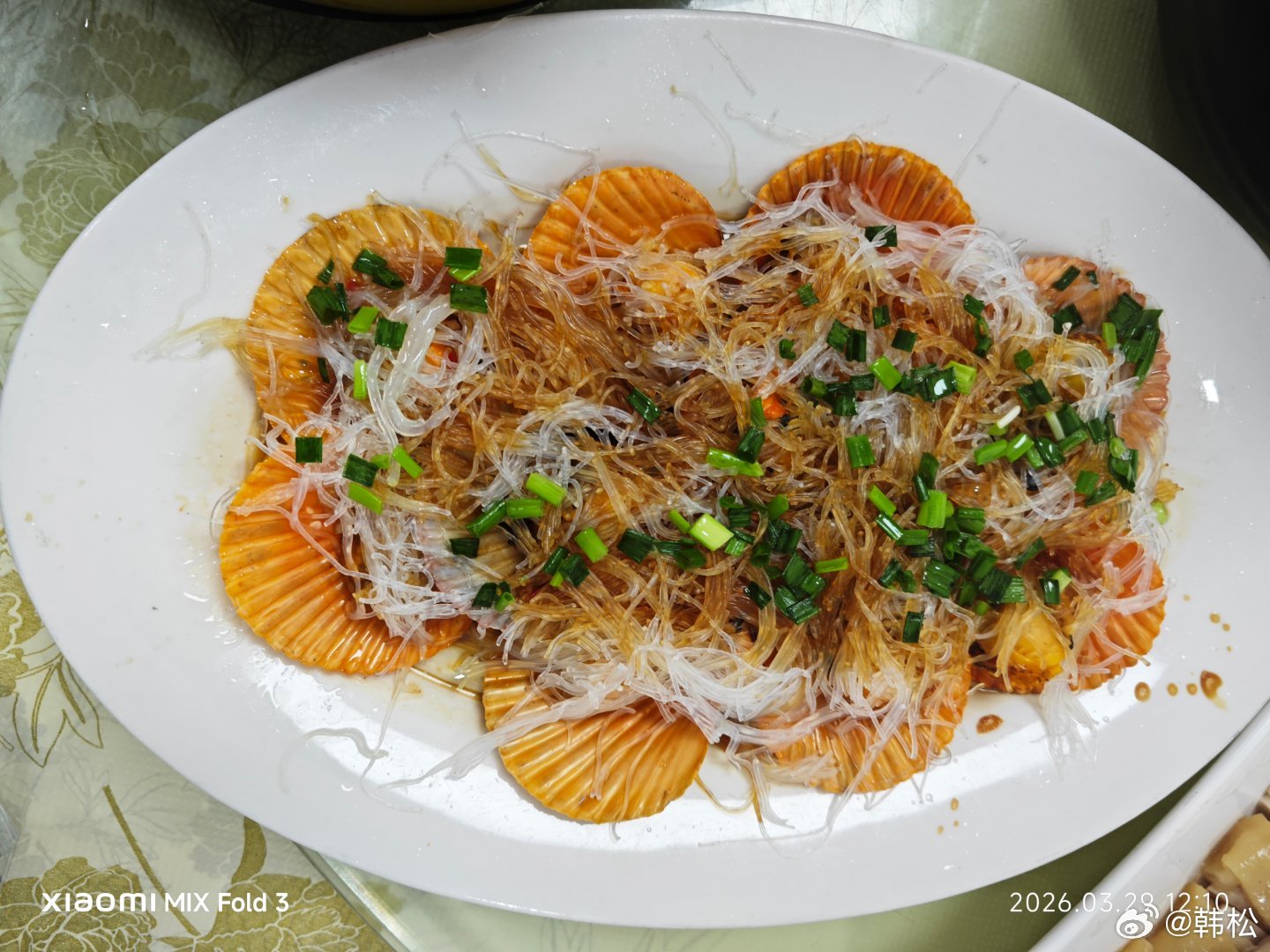 今天吃到了一样广东海边的菜，特别好吃，但是叫不出名字，平时吃海鲜太少了。 