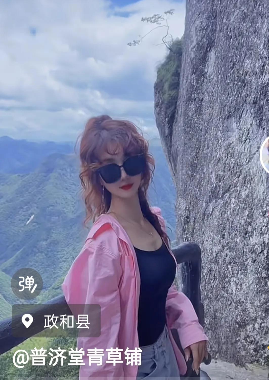 七律•普济堂青草铺的春天
李家宁(福建)
峭崖采药踏云行，野卉珍苗负篓盈。
千嶂