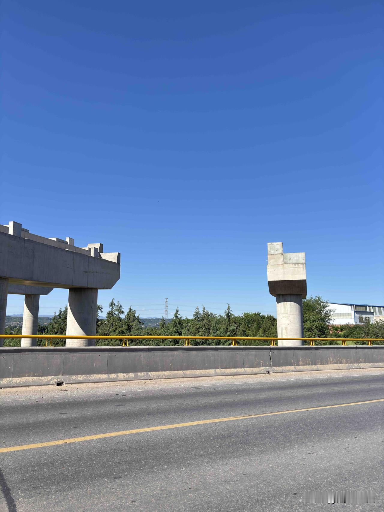 周凤高速啥时候建好呢？这是在宝鸡陈仓区310国道边拍的，据说现在复工了，以前停了