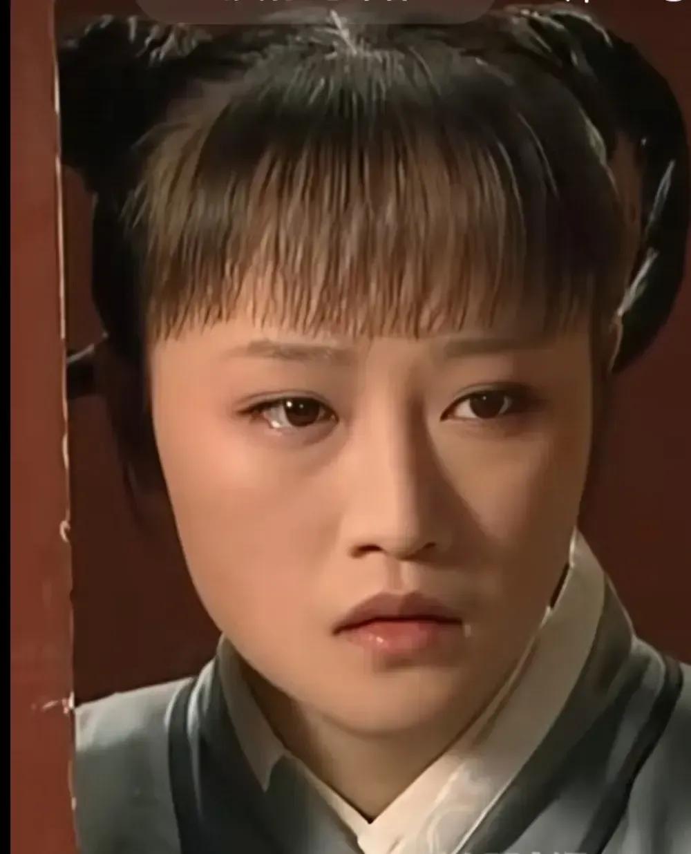蓝盈莹越长越美，以前她在甄嬛传里扮演的浣碧，长得太普通了，跟美貌毫不沾边。
如今