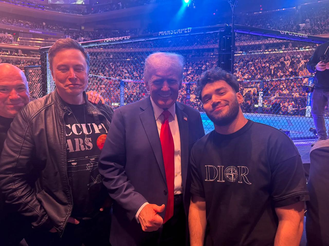 埃隆·马斯克和特朗普在纽约麦迪逊广场花园的 UFC 活动上交谈。一群人很是开心，