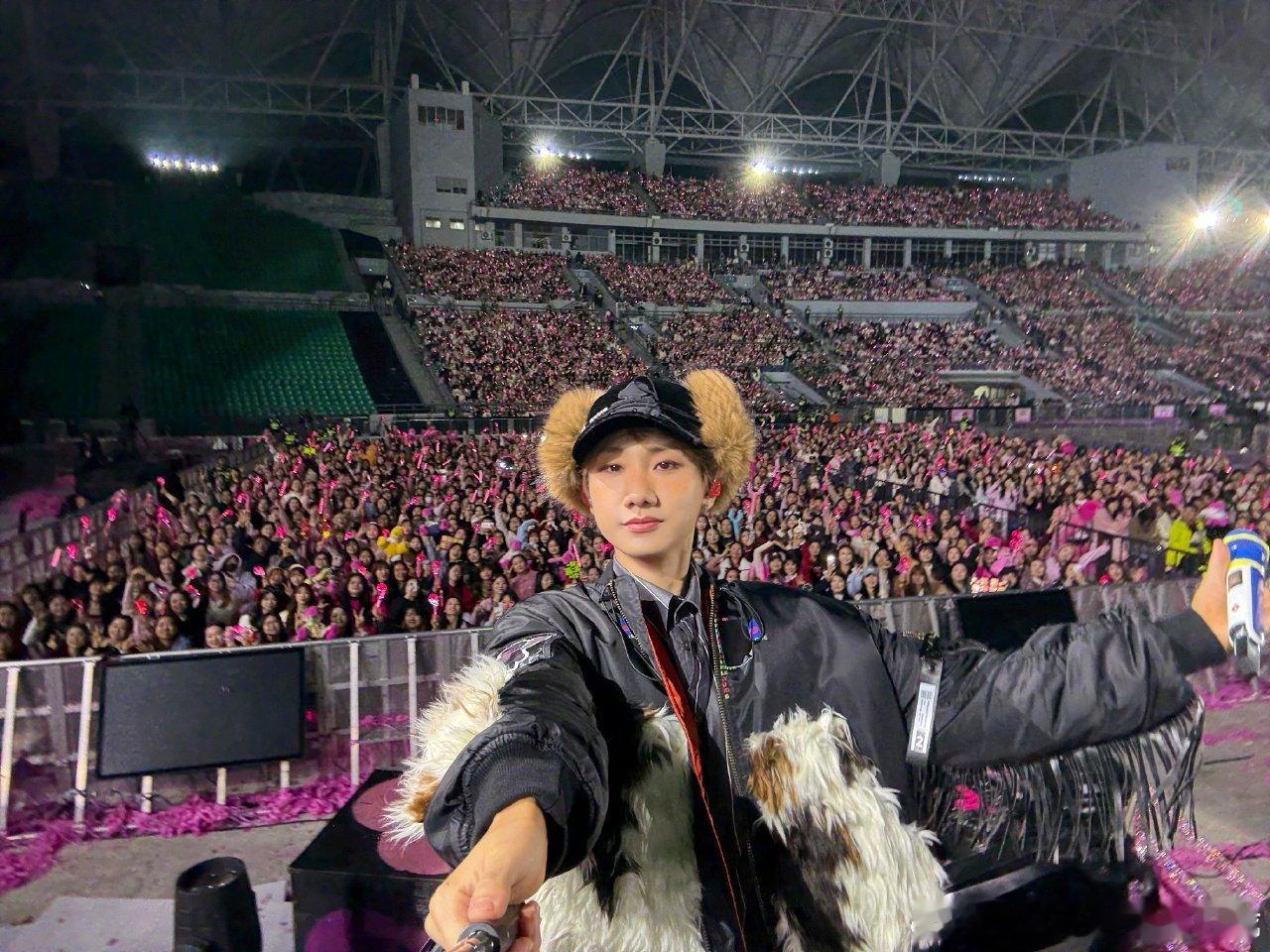 汪苏泷让场外的观众进场了汪苏泷你是懂浪漫的！把场外画面投大屏，一句陪伴不分远近直