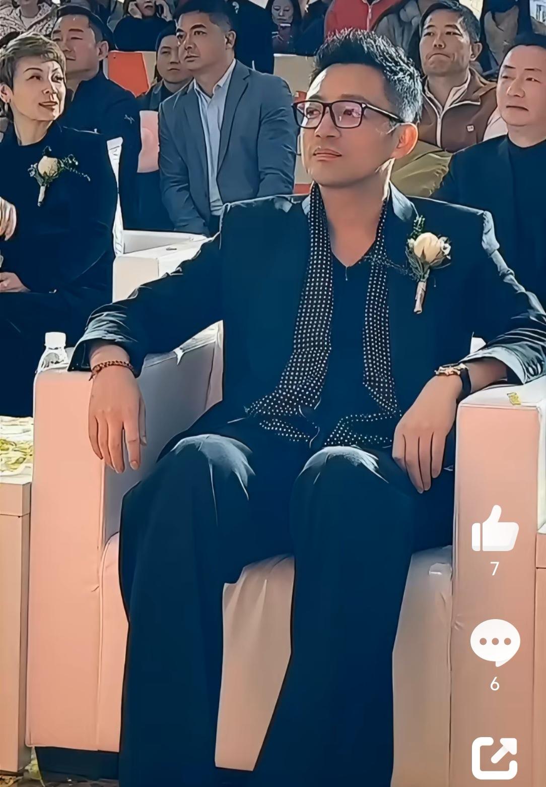 汪小菲参加邯郸麻六记开业典礼，老妈张兰也在但汪小菲全程没有笑意表情严肃，不知道是