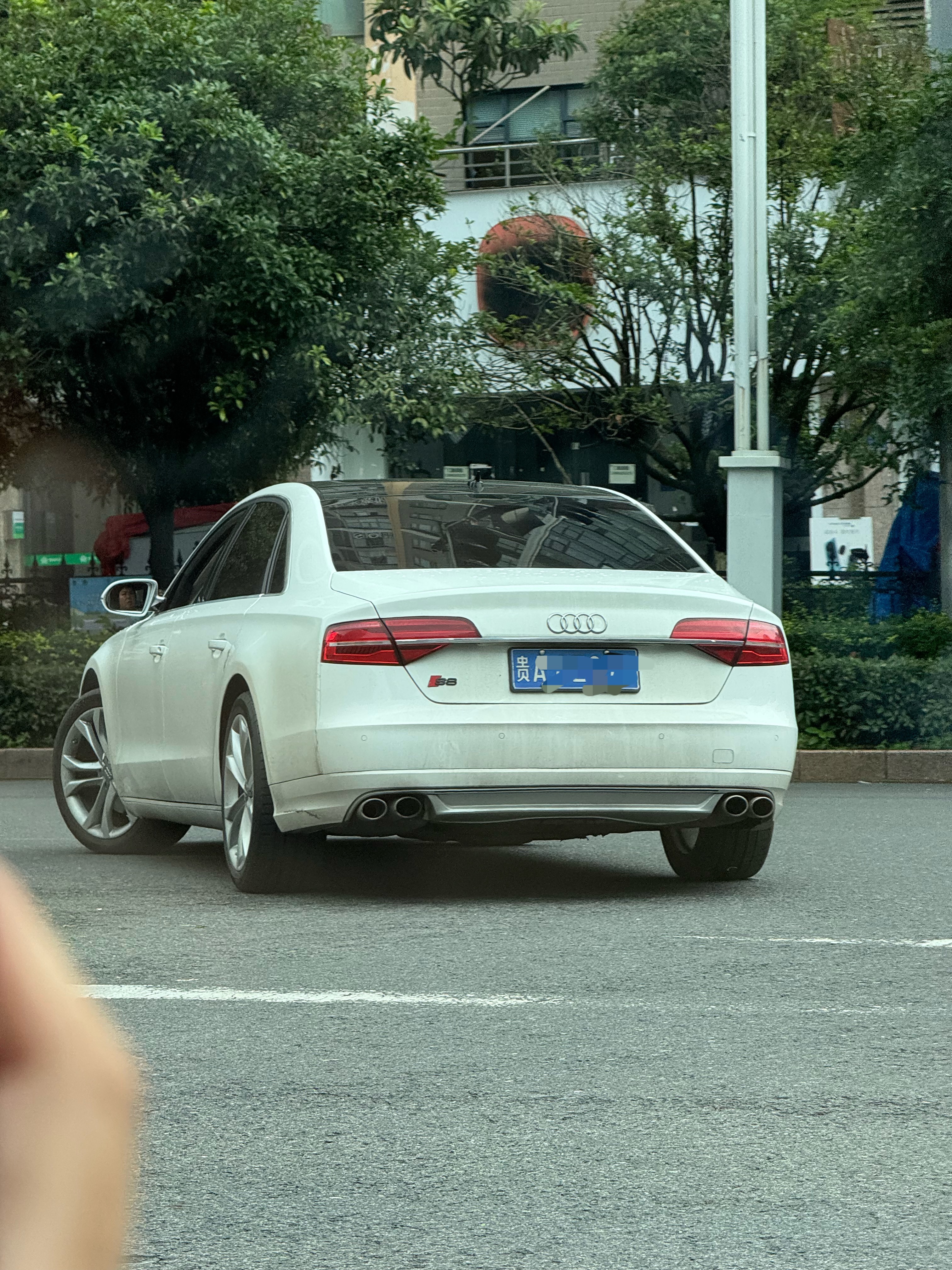 白色的奥迪S8？
