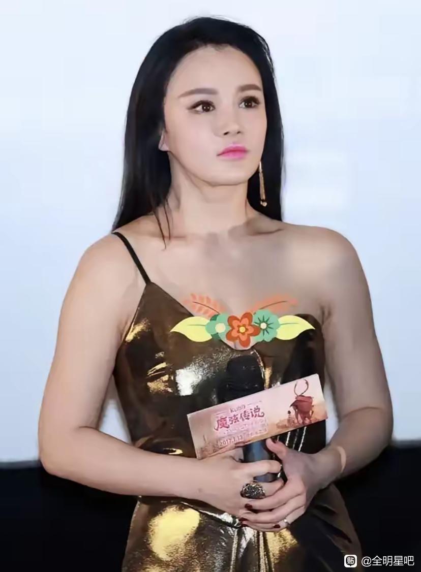 都说冉莹颖穿搭和理财观感一致，火辣身材大胆的造型，庄重场合穿略显浮夸，和身份场景