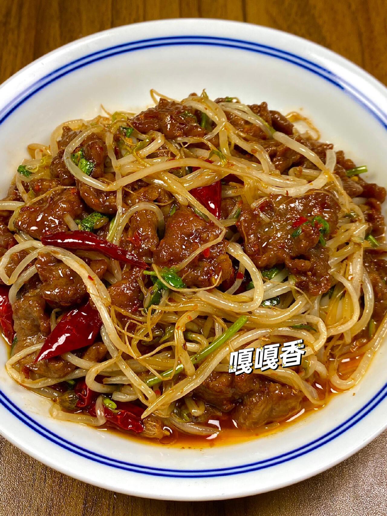 超好吃的下饭家常菜。豆芽炒牛肉口🍓巨香！！！还没出锅就闻到香味啦
香菜味浓郁，豆芽脆脆的，牛肉嫩滑可口豳泰香
啦，大家一定要试试呦
食材：牛肉、豆芽、香菜、蒜姜末、千辣椒
做法如图所示