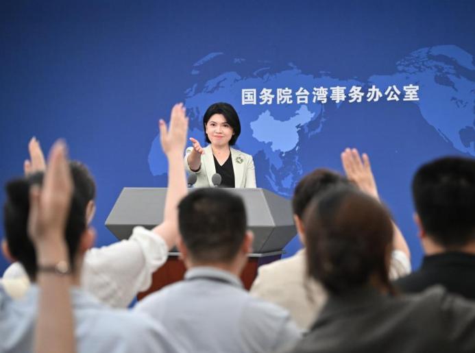 在国台办举行的例行新闻发布会上，屡次出现台湾记者提问时将台湾地区领导人称呼为“总