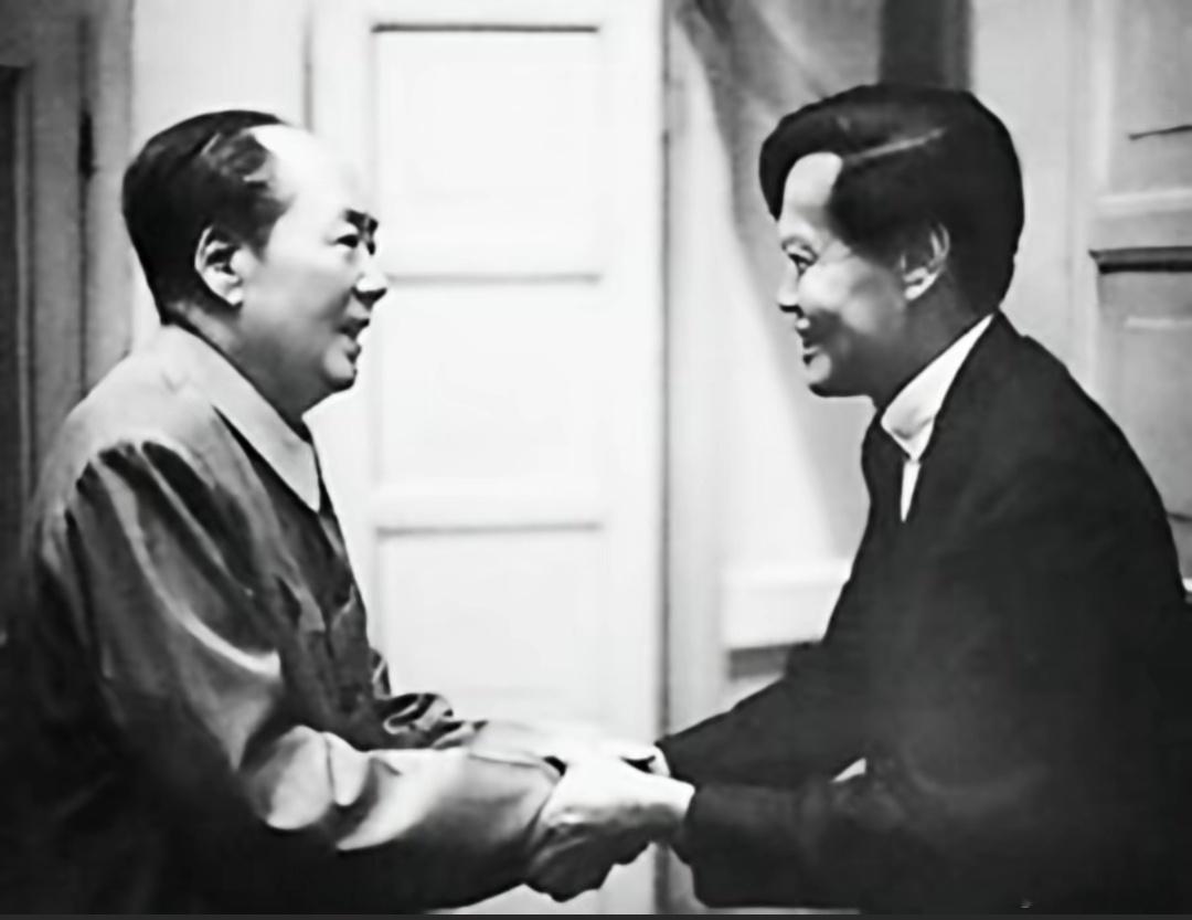 杨振宁在美办公室有人凌晨献花翁帆发文纪念杨振宁 ​​​