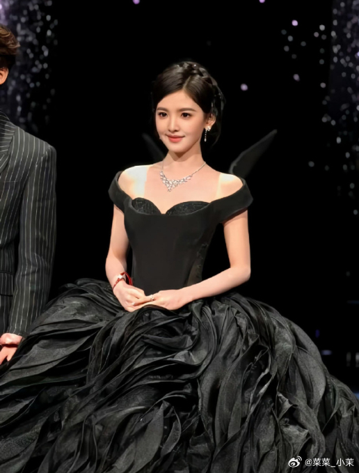 设计师出来挨打吧！这不是欺负我们家小印章么？太坏了！章若楠被裙子绊倒