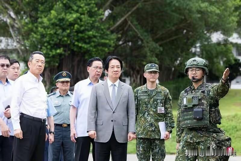 赖清德视察军队，表情一脸严肃，这是要干嘛呢？[抠鼻]