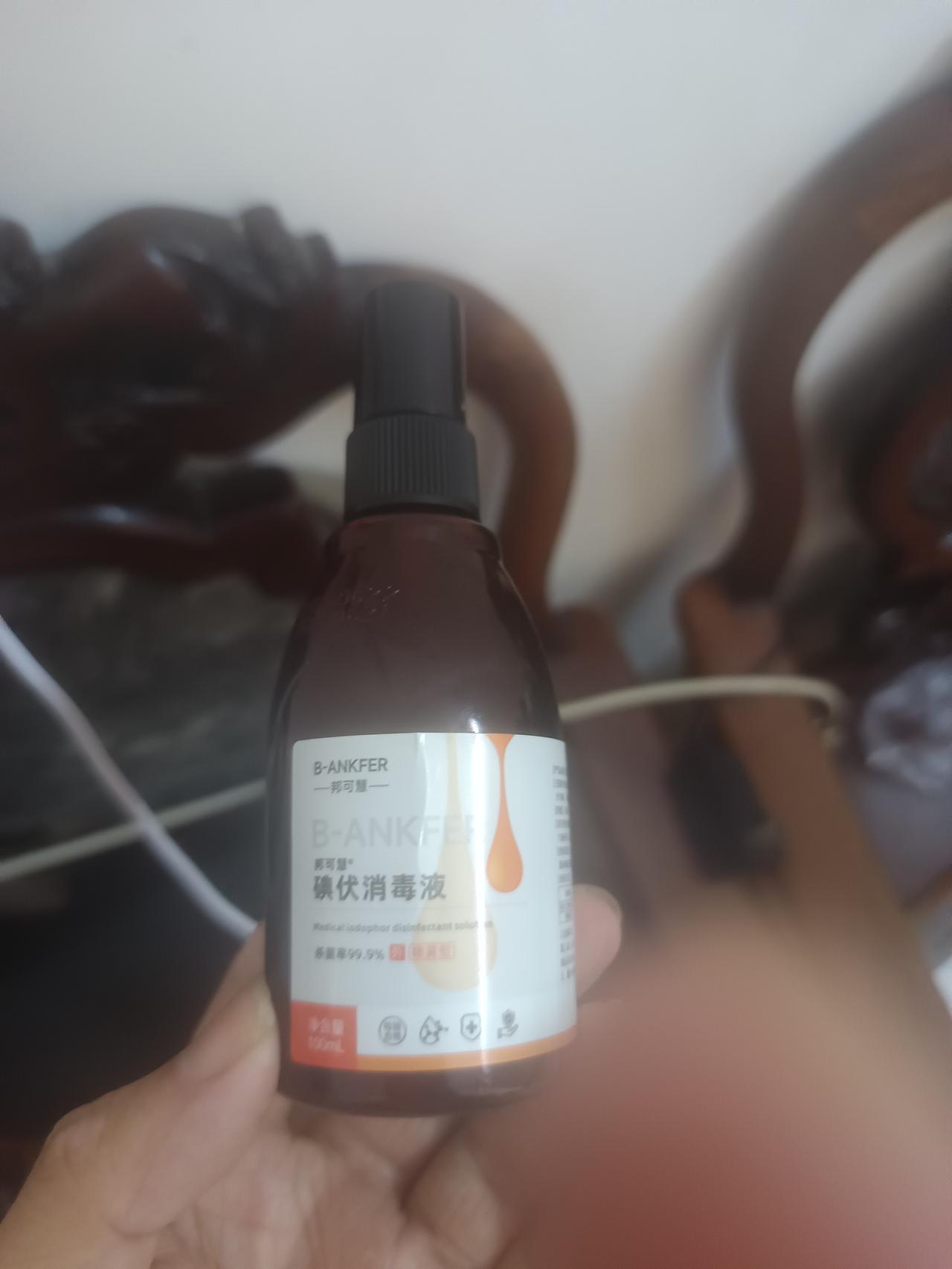 家人们谁懂啊，伤口要自己洗，要用碘伏，不能用酒精。酒精会很难受的